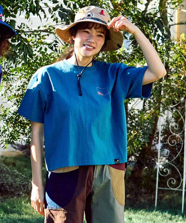 go slow caravan(ゴースローキャラバン) |USA/CスクエアLOGOバックプリントミドルTEE (WOMENS)