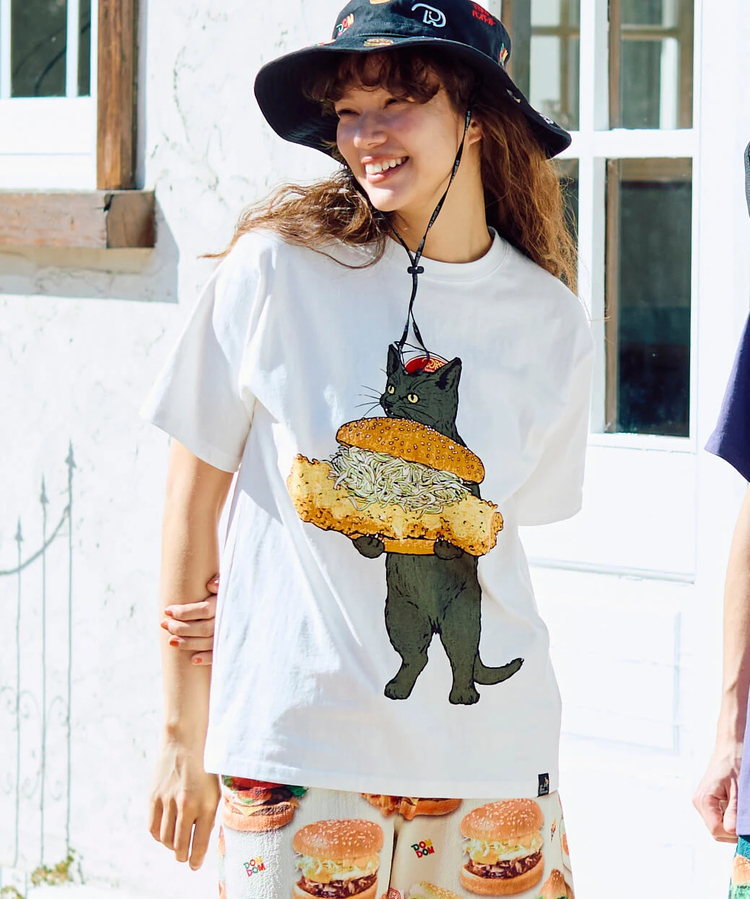 go slow caravan(ゴースローキャラバン) |【DOMDOM×GSC】びたびたバターフィッシュ猫TEE (MENS)