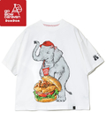 go slow caravan(ゴースローキャラバン) |【DOMDOM×GSC】味噌ピーチキンバーガーゾウBIG TEE (MENS)