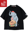 go slow caravan(ゴースローキャラバン) |【DOMDOM×GSC】味噌ピーチキンバーガーゾウBIG TEE (MENS)