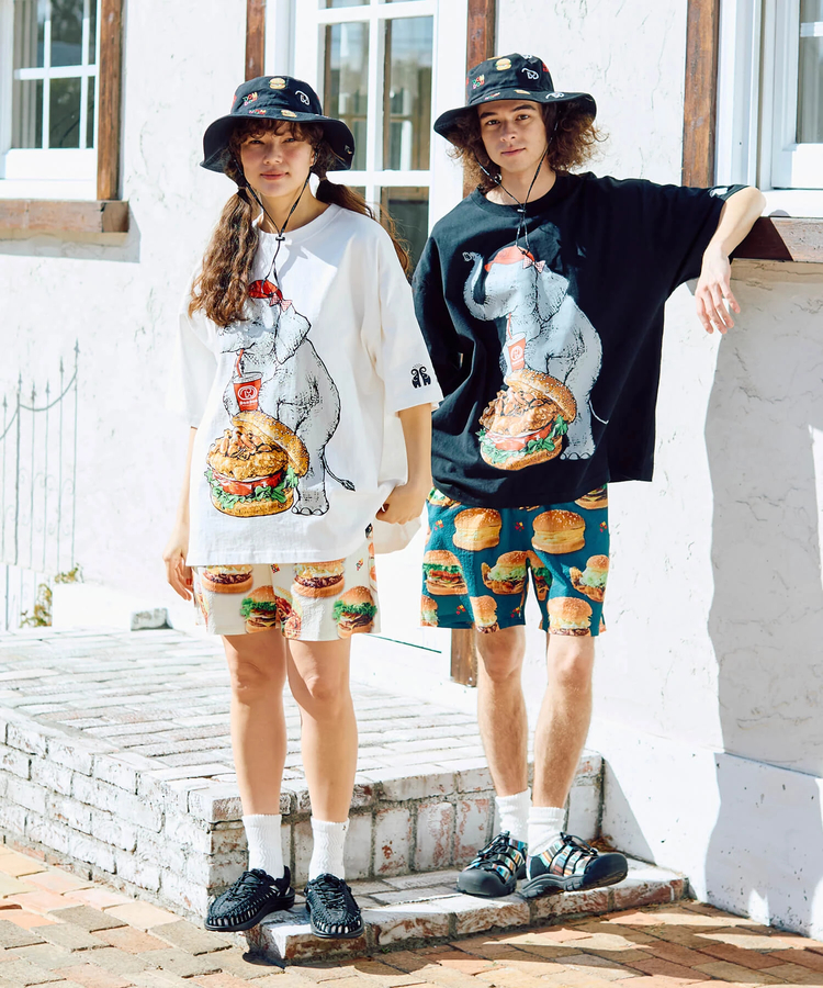 go slow caravan(ゴースローキャラバン) |【DOMDOM×GSC】味噌ピーチキンバーガーゾウBIG TEE (MENS)