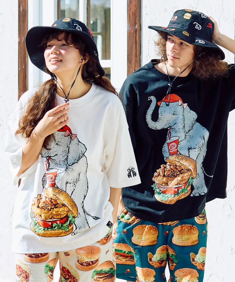 go slow caravan(ゴースローキャラバン) |【DOMDOM×GSC】味噌ピーチキンバーガーゾウBIG TEE (MENS)