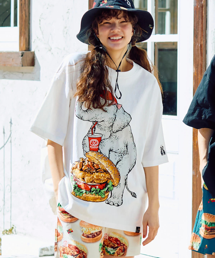 go slow caravan(ゴースローキャラバン) |【DOMDOM×GSC】味噌ピーチキンバーガーゾウBIG TEE (MENS)