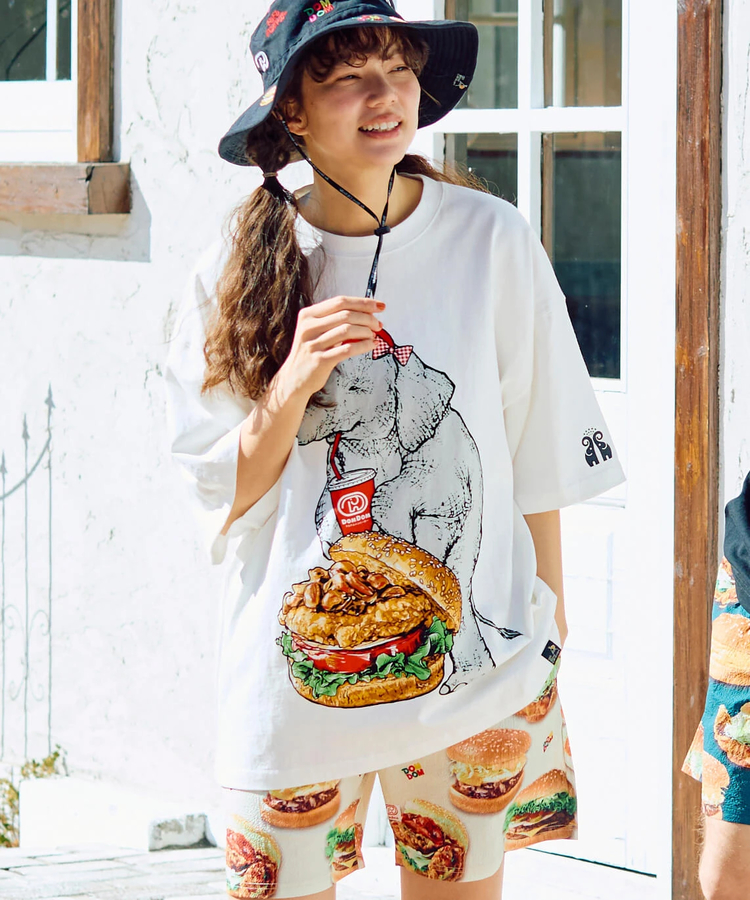 go slow caravan(ゴースローキャラバン) |【DOMDOM×GSC】味噌ピーチキンバーガーゾウBIG TEE (MENS)