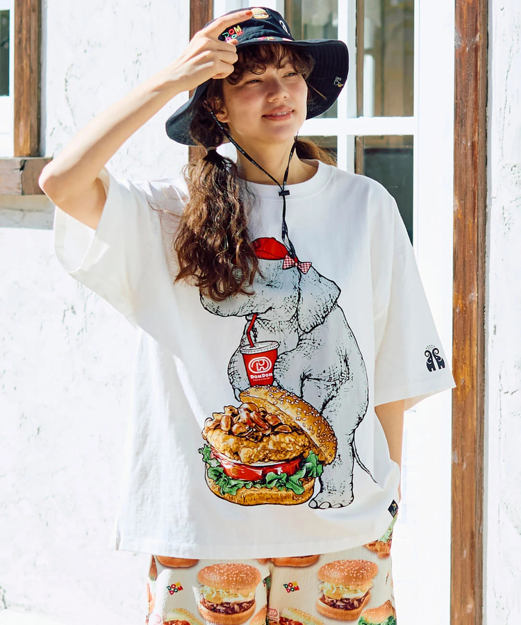 go slow caravan(ゴースローキャラバン) |【DOMDOM×GSC】味噌ピーチキンバーガーゾウBIG TEE (MENS)