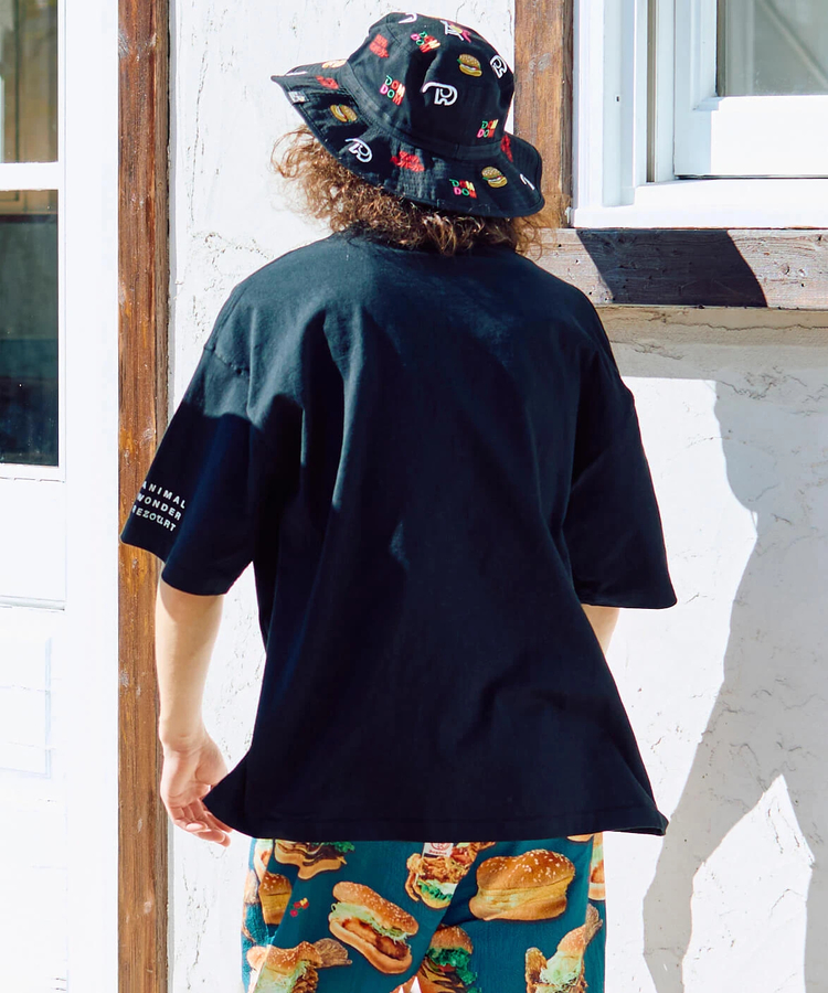 go slow caravan(ゴースローキャラバン) |【DOMDOM×GSC】味噌ピーチキンバーガーゾウBIG TEE (MENS)