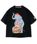 go slow caravan(ゴースローキャラバン) |【DOMDOM×GSC】味噌ピーチキンバーガーゾウBIG TEE (MENS)