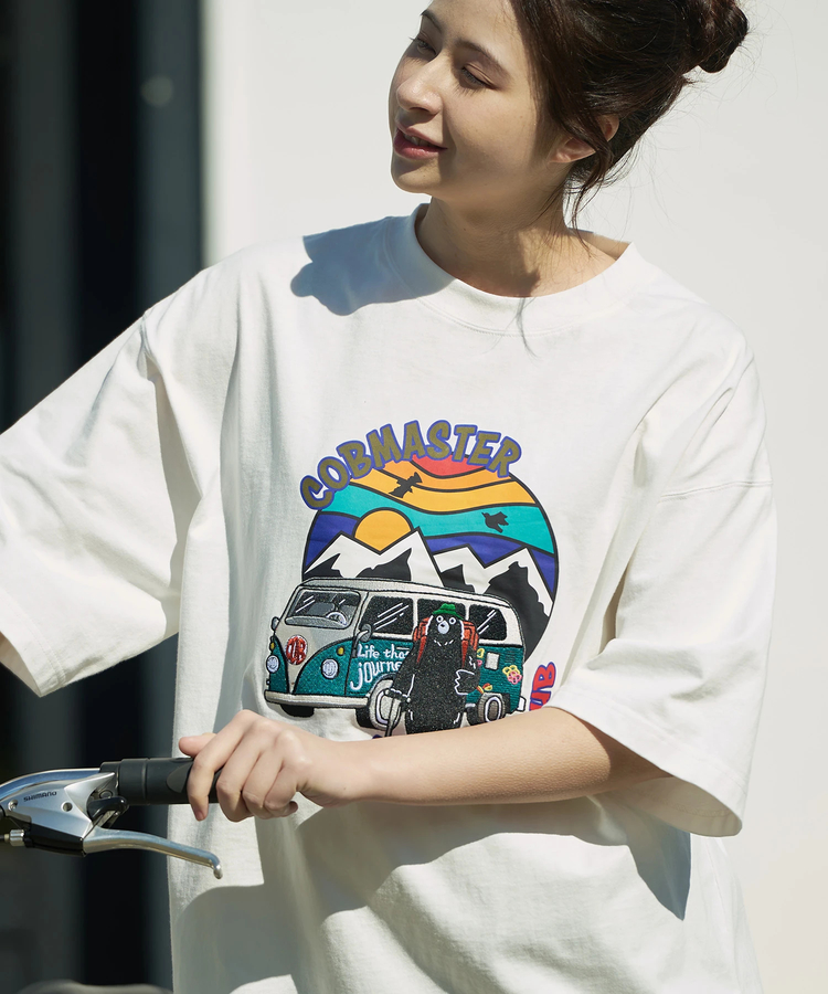 go slow caravan(ゴースローキャラバン) |COBMASTER/コブマスター 吸水速乾天竺刺繍ルーズTEE《旅するベアー》(MENS)