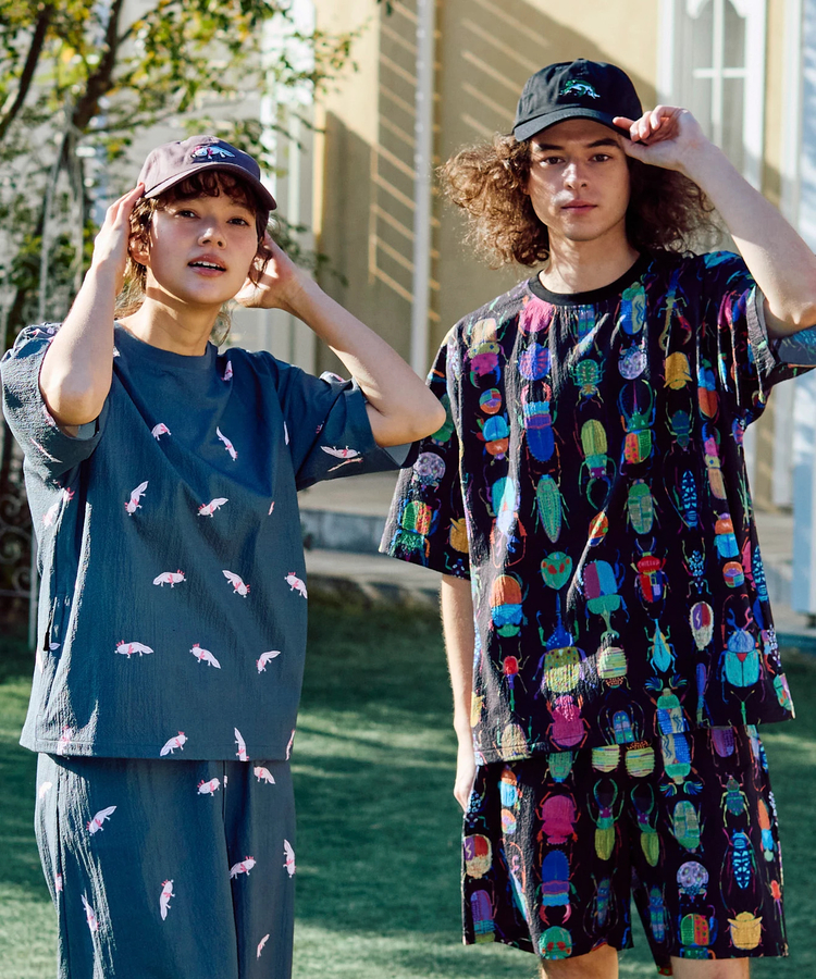 go slow caravan(ゴースローキャラバン) |ストレッチサッカー総柄プリント半袖TEE (MENS/WOMENS)