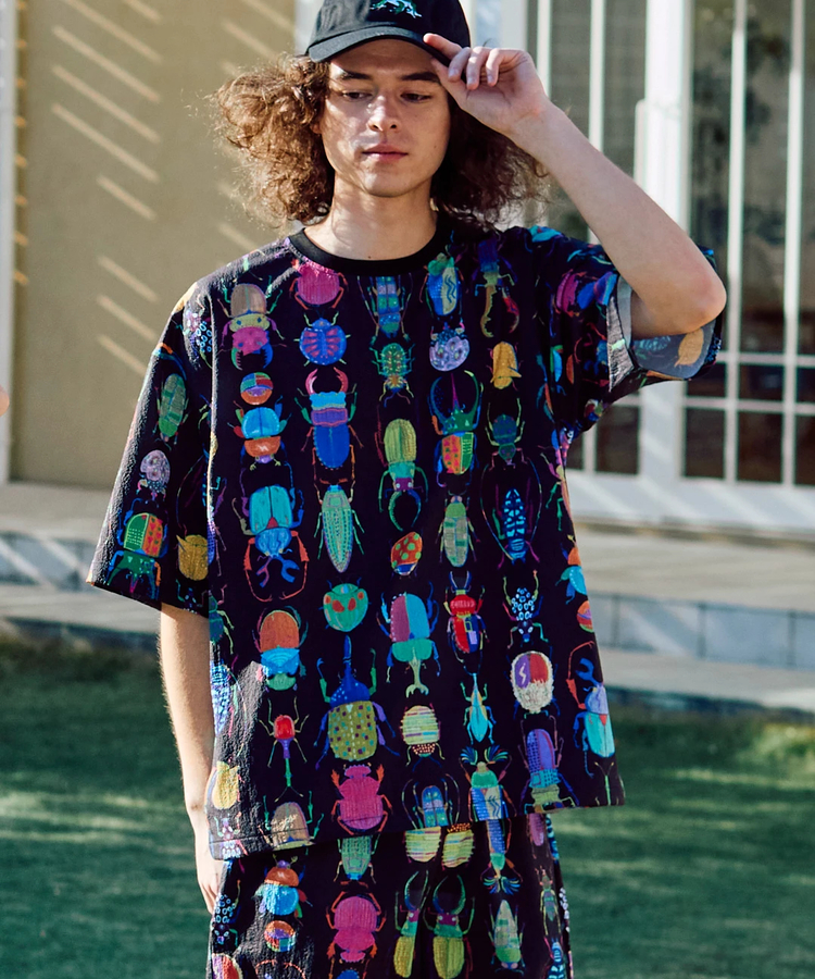 go slow caravan(ゴースローキャラバン) |ストレッチサッカー総柄プリント半袖TEE (MENS/WOMENS)