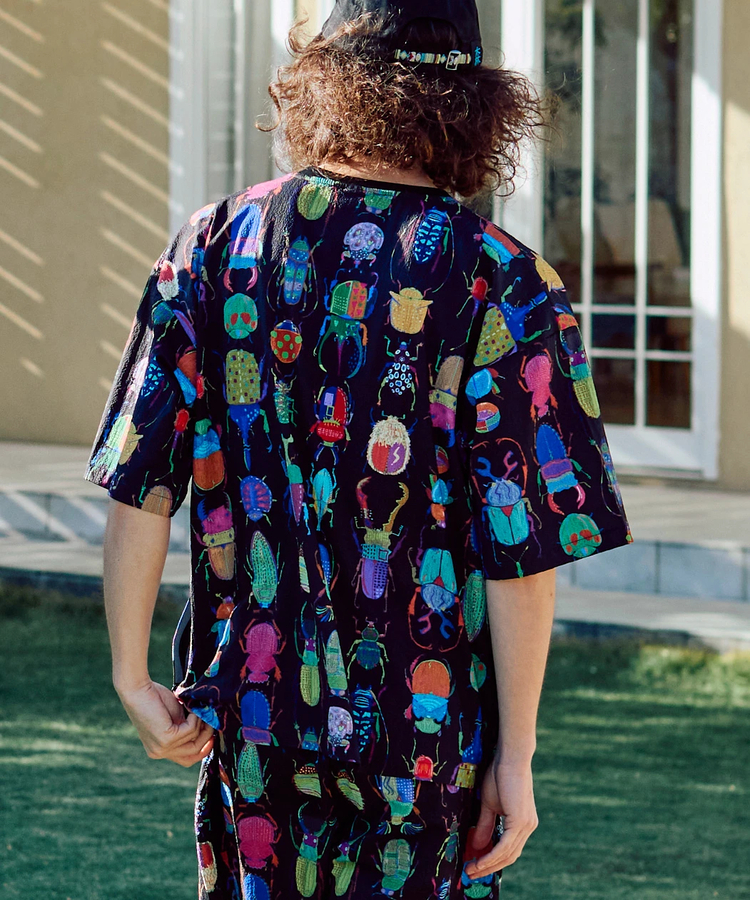 go slow caravan(ゴースローキャラバン) |ストレッチサッカー総柄プリント半袖TEE (MENS/WOMENS)