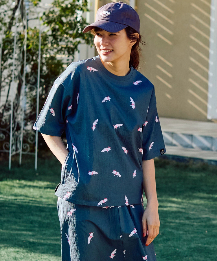go slow caravan(ゴースローキャラバン) |ストレッチサッカー総柄プリント半袖TEE (MENS/WOMENS)