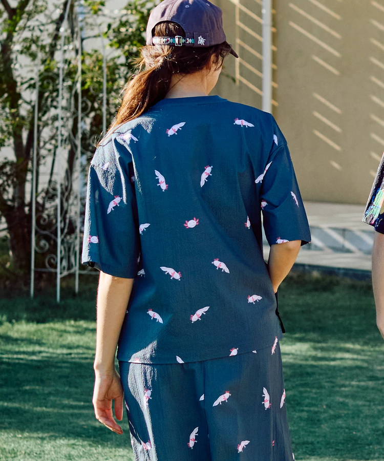 go slow caravan(ゴースローキャラバン) |ストレッチサッカー総柄プリント半袖TEE (MENS/WOMENS)