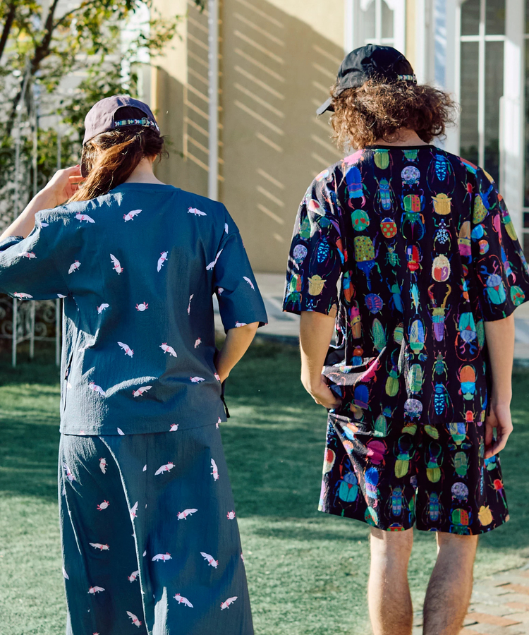 go slow caravan(ゴースローキャラバン) |ストレッチサッカー総柄プリント半袖TEE (MENS/WOMENS)
