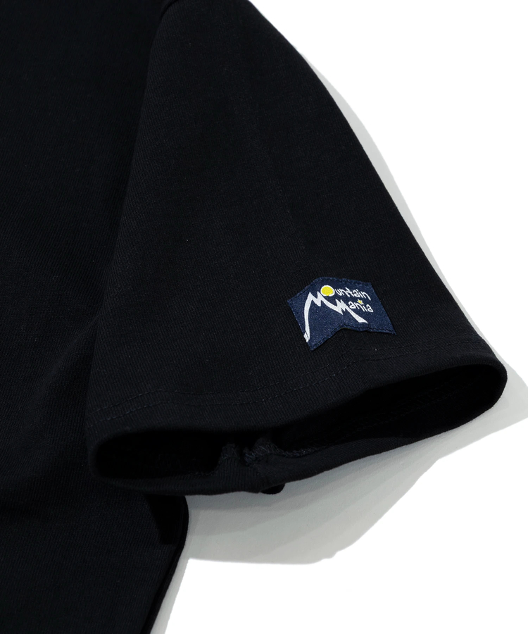 MOUNTAIN MANIA/マウンテンマニア TRADEMARK LOGO TEE (MENS