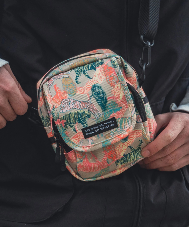 go slow caravan(ゴースローキャラバン) |KiU/キウ 600D FLUP POCKET SHOULDER BAG