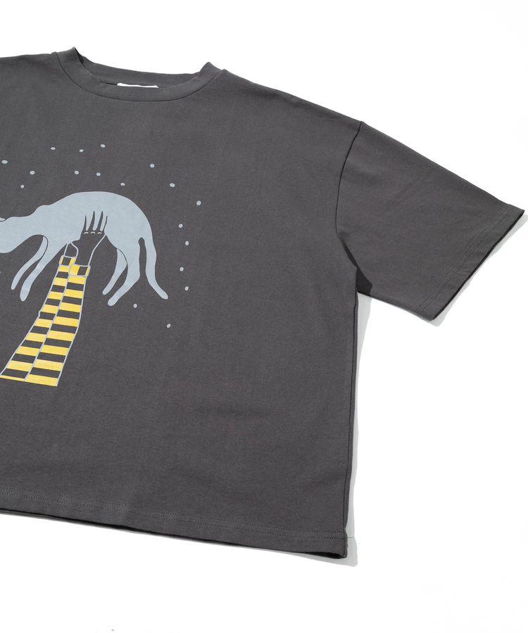 モゴモゴからはる COLORK/カラック 抱っこされる猫TEE (WOMENS)｜ファッション通販