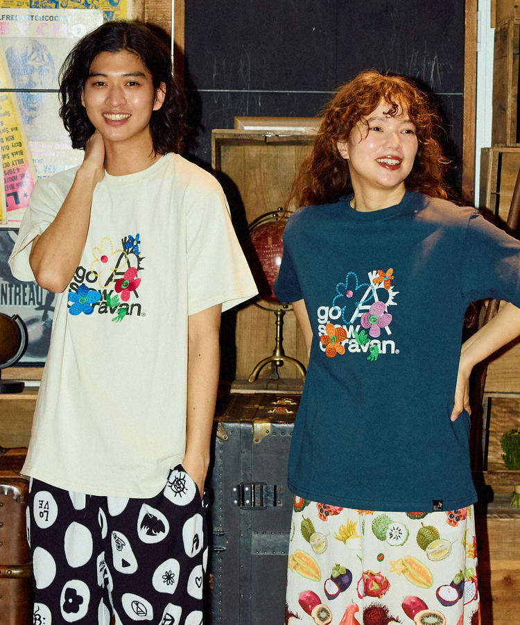 go slow caravan(ゴースローキャラバン) |USA/C フラワー刺繍 LOGO TEE (MENS/WOMENS)