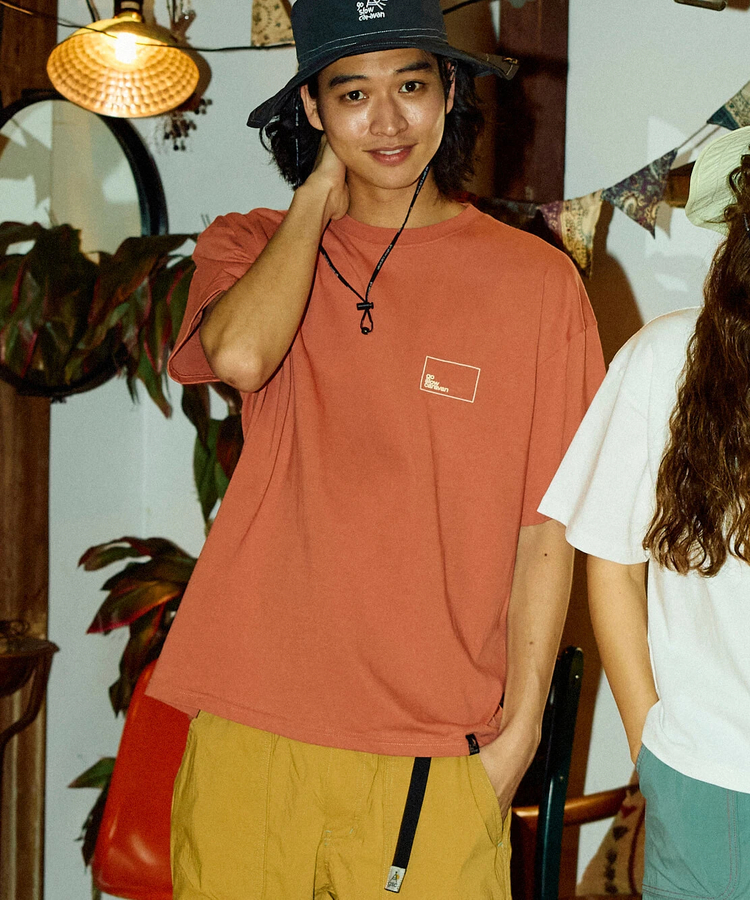 go slow caravan(ゴースローキャラバン) |USA/C スクエアLOGOバックプリントゆったりTEE (MENS)