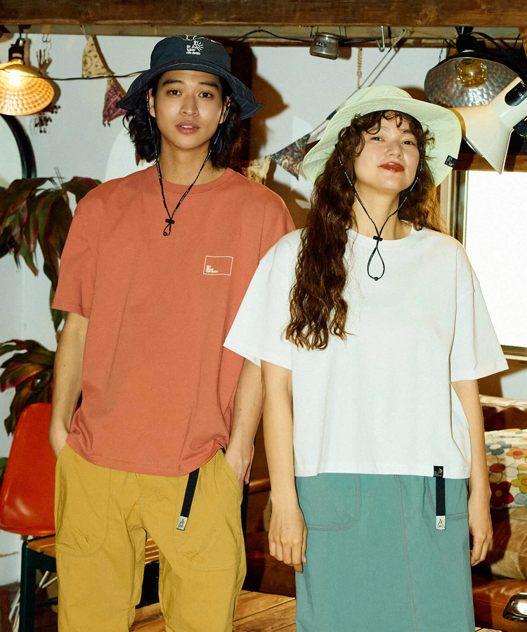 go slow caravan(ゴースローキャラバン) |USA/C スクエアLOGOバックプリントミドルTEE (WOMENS)