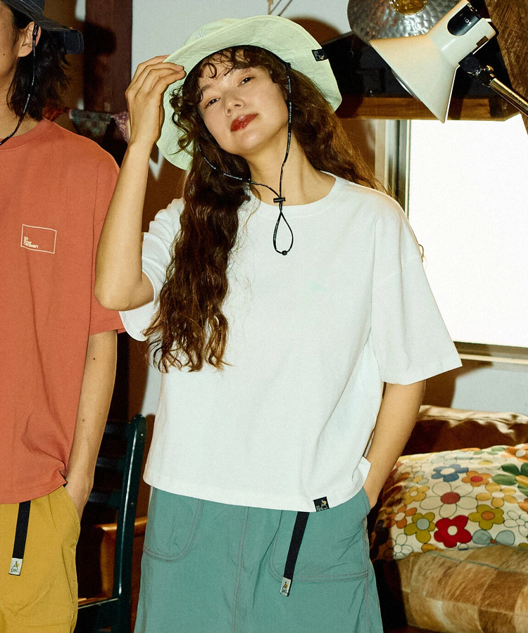 go slow caravan(ゴースローキャラバン) |USA/C スクエアLOGOバックプリントミドルTEE (WOMENS)