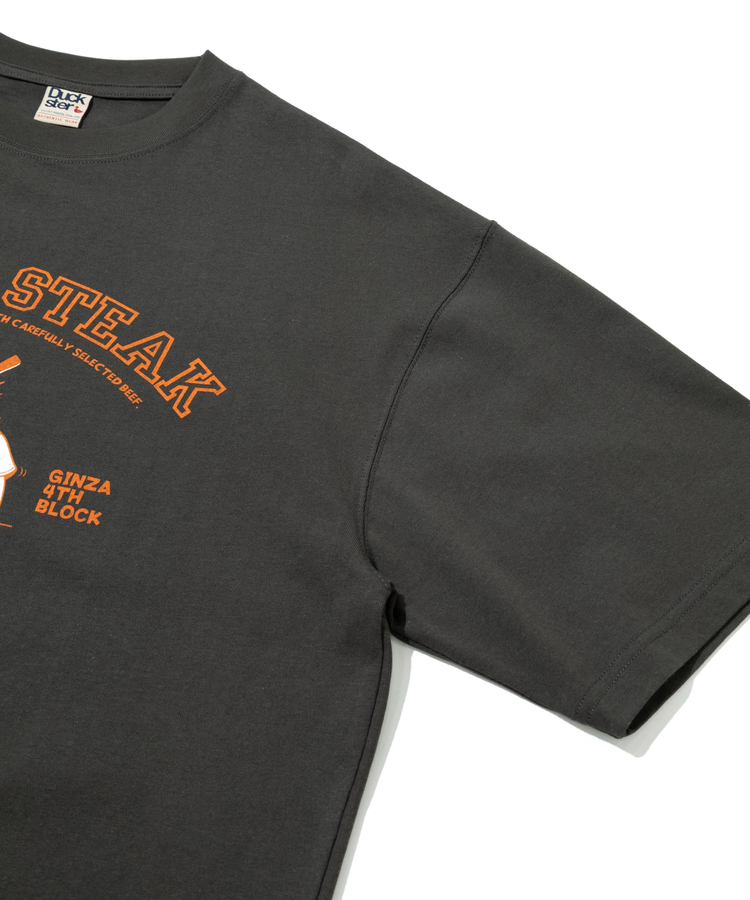go slow caravan(ゴースローキャラバン) |DUCKSTER/ダックスター いきなりステーキコラボS/TEE《カレッジ》(MENS)