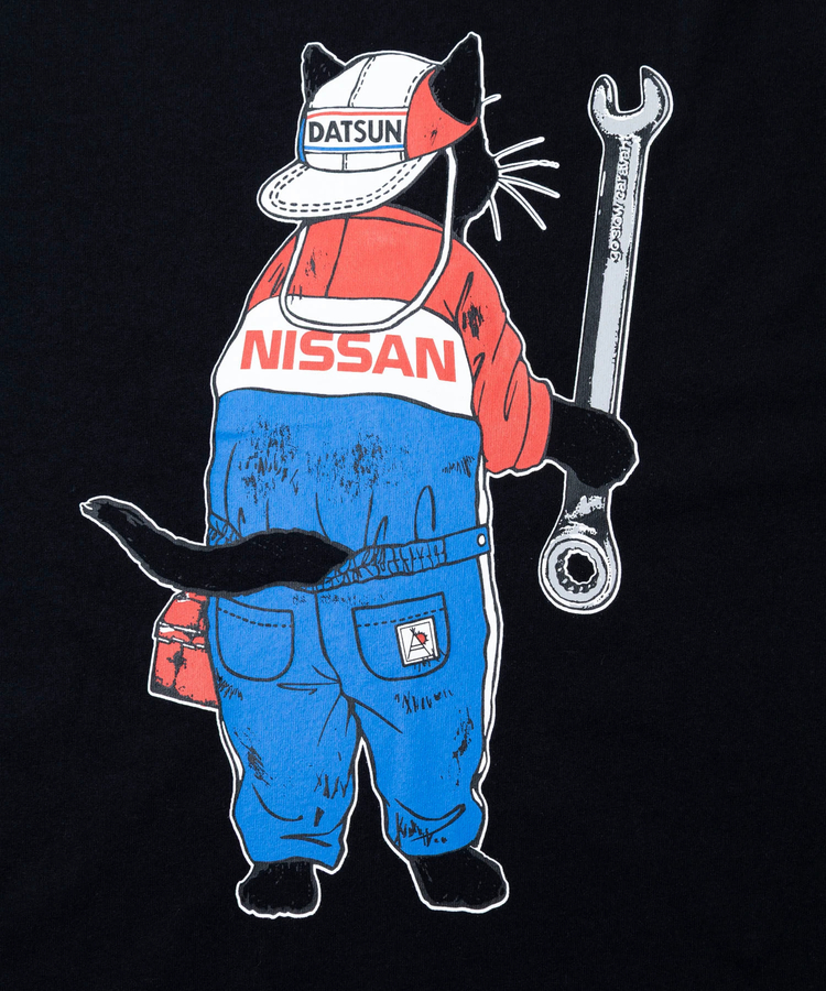 go slow caravan(ゴースローキャラバン) |【NISSAN × go slow caravan】USA/C RALLYメカニック猫Tシャツ (MENS)