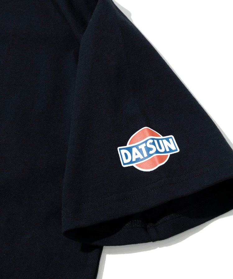 go slow caravan(ゴースローキャラバン) |【NISSAN × go slow caravan】USA/C RALLYメカニック猫Tシャツ (MENS)