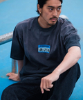 AOZORA BLUE HEAVEN(アオゾラ ブルー ヘヴン) |AOZORA 日焼け加工 Tシャツ KONICHIWA(MENS)
